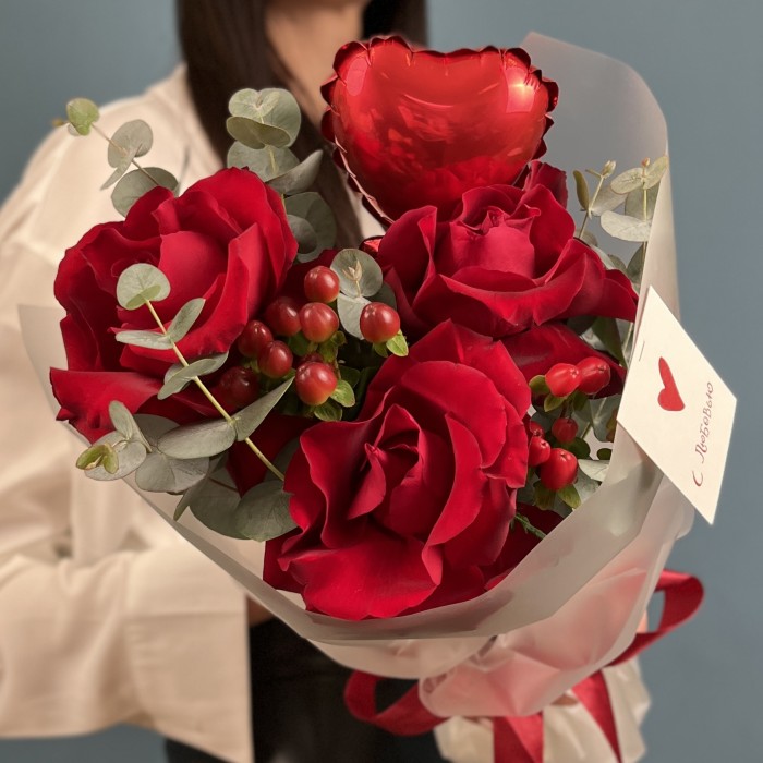 Букет с розами и шариком Сердце в цветах